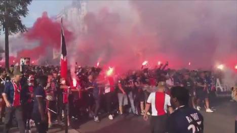 Vor dem Champions League Finale versammeln sich in Paris hunderte Fans von Paris Saint Germain zu einem Fanmarsch. Lautstark geht es mit Pyrotechnik und Bannern durch die Stadt.