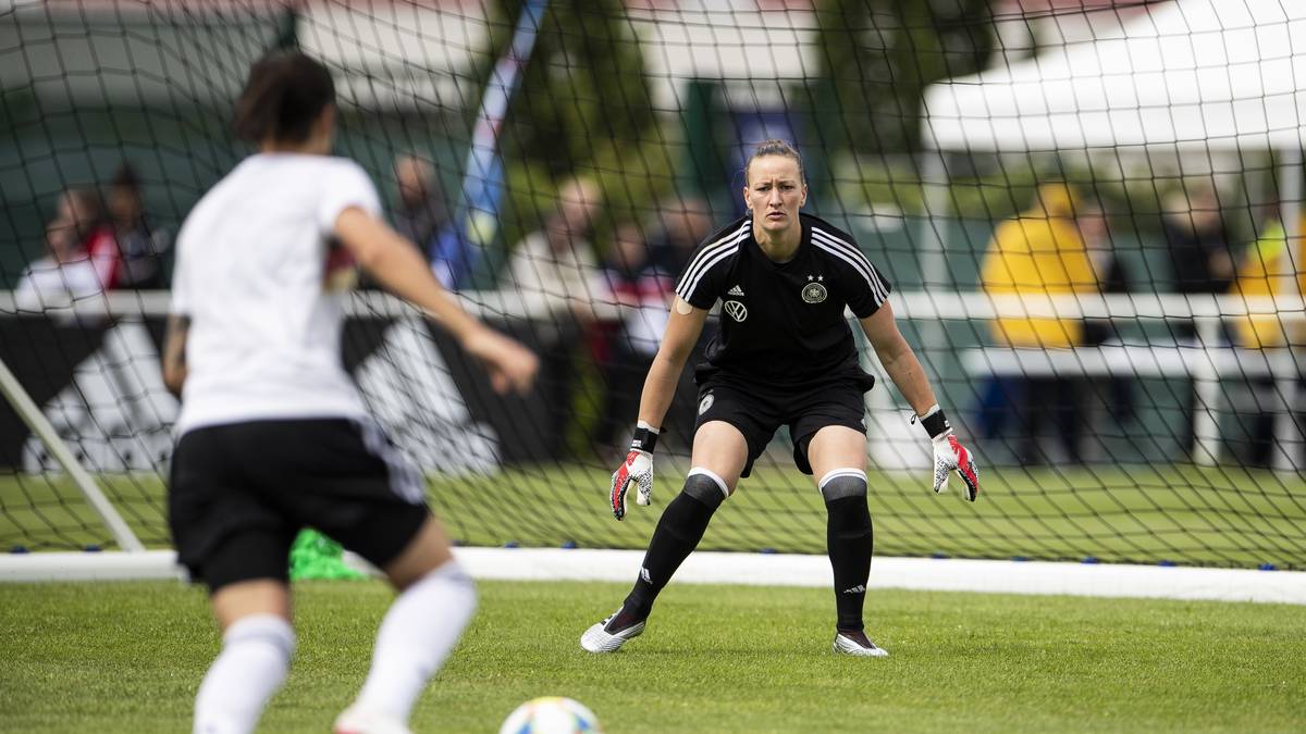RÜCKPASS: Wenn ein Torhüter oder eine Torhüterin den Rückpass seines/ihres Mitspielers nur unkontrolliert klären kann, darf er einen möglichen Querschläger in Zukunft in die Hand nehmen. Bisher wurde immer noch auf Rückpass und somit indirekten Freistoß entschieden