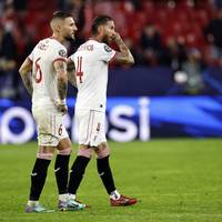 Der FC Sevilla gewinnt im Juni einmal mehr die Europa League - und fliegt in der aktuellen Champions League krachend raus. Außerdem plagen den  Seriensieger Geldsorgen, Stars rasten aus und es hagelt Pleiten. So kam es zum fatalen Absturz eines Topklubs. 
