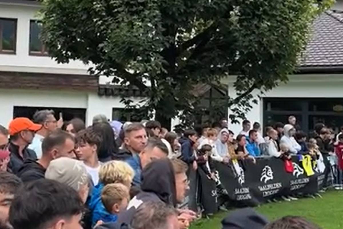 Cristiano Ronaldo weilt mit seinem Klub Al-Nassr aktuell im Trainingslager in Österreich. Zu Gesicht bekommen die vielen - teilweise weit angereisten - Fans den Superstar an diesem Tag aber nicht.