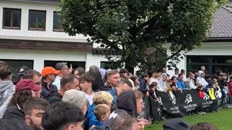 Cristiano Ronaldo weilt mit seinem Klub Al-Nassr aktuell im Trainingslager in Österreich. Zu Gesicht bekommen die vielen - teilweise weit angereisten - Fans den Superstar an diesem Tag aber nicht.