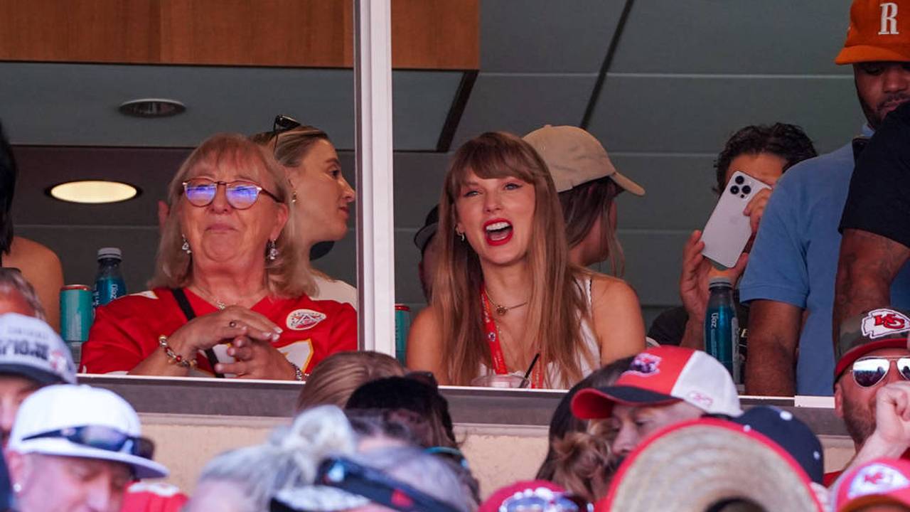 US-Sängerin Swift zeigt sich öffentlich mit NFL-Star Kelce und seiner Mama