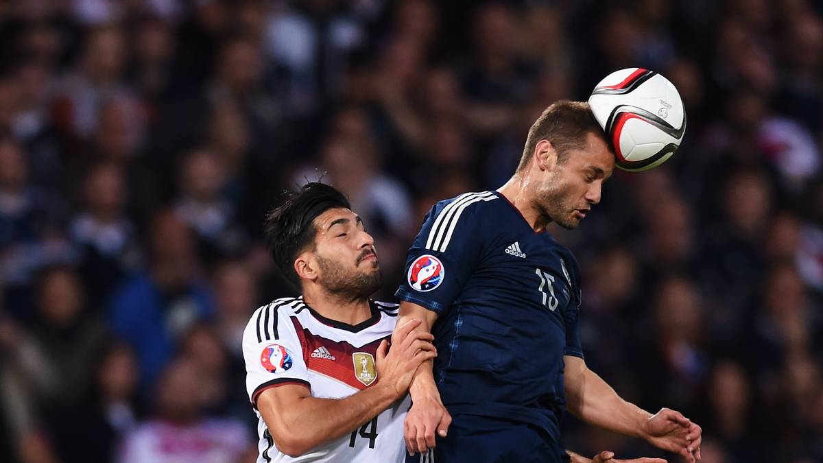 Von Beginn an entwickelt sich das erwartete Spiel. Das DFB-Team um Emre Can (l.) macht das Spiel, die Schotten (im Bild: Shaun Maloney) halten kämpferisch dagegen und machen hinten die Schotten dicht