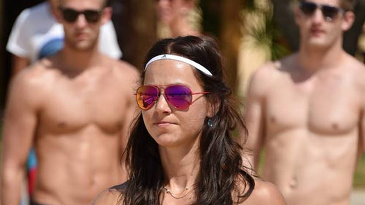 Auch keine schlechte Figur gibt Skilangläuferin Stefanie Böhler ab, die mit Stirnband und dunklen Haaren wie eine Indianerin aussieht