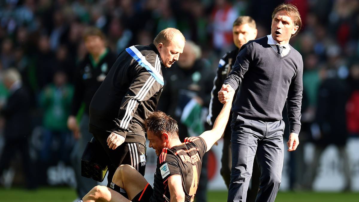 Bruno Labbadia (r.) muss nach der enttäuschenden Niederlage im Nordderby Heiko Westermann wieder aufbauen
