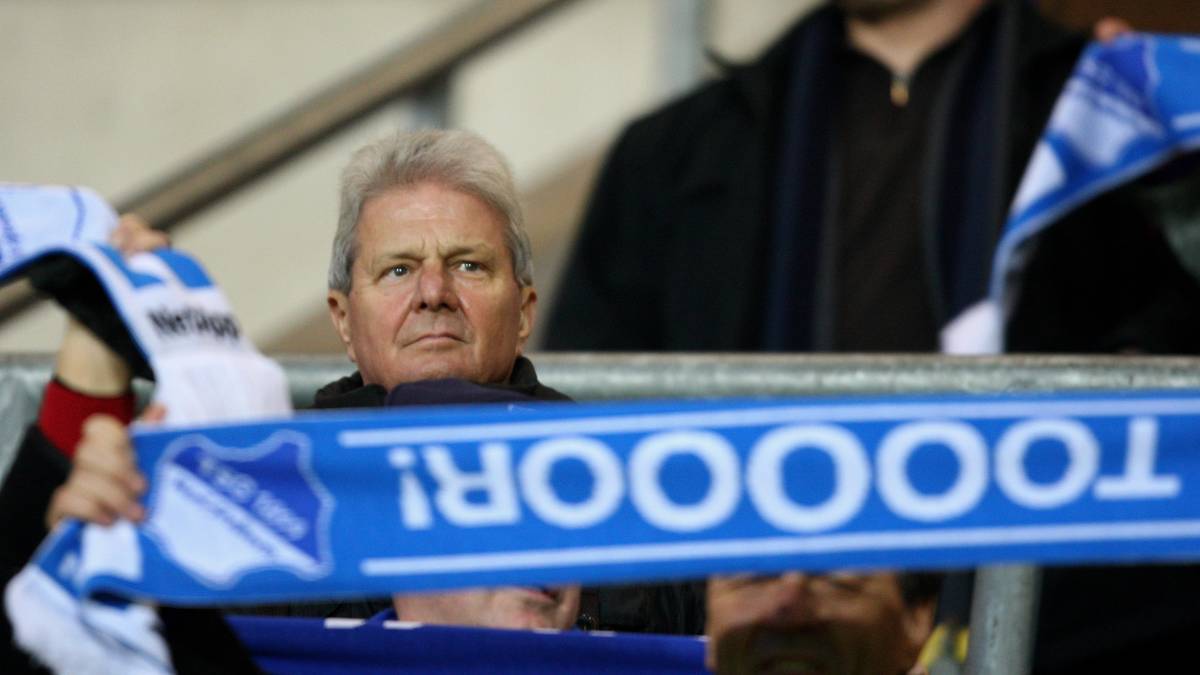 Hopp ließ sich das nicht gefallen, erstattete Anzeige wegen Beleidigung gegen den als Urheber des Plakats ausgemachten Fan - einen damals 19-Jährigen. "So kann es nicht weiter gehen", sagte Hopp. Ein frommer Wunsch, wie sich zeigen sollte