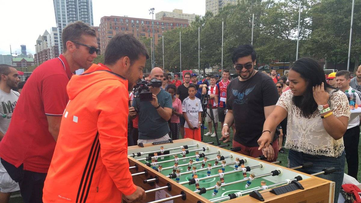 Juan Bernat stellt derweil seine Fähigkeiten beim Tischkicker unter Beweis