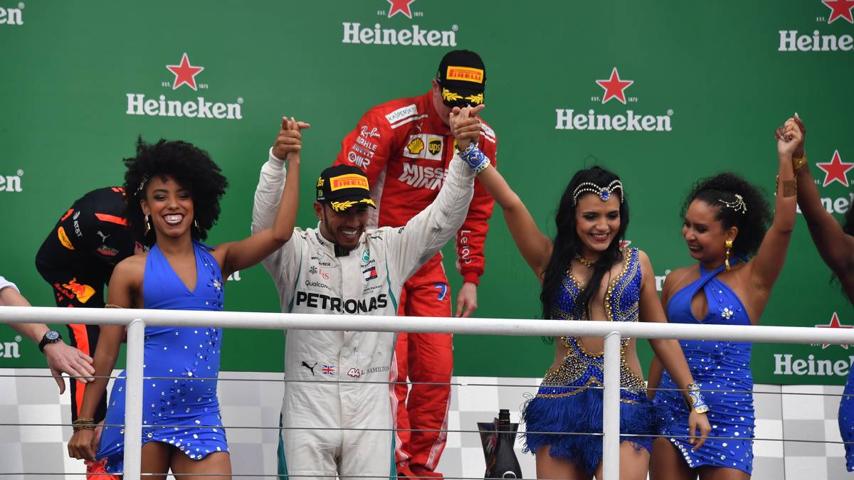 RENNEN 20 - BRASILIEN: Hamilton profitiert von einer Kollision des in Führung liegenden Verstappen mit Esteban Ocon und triumphiert in Brasilien. Durch diesen Sieg macht er auch den Konstrukteurs-Titel für Mercedes perfekt