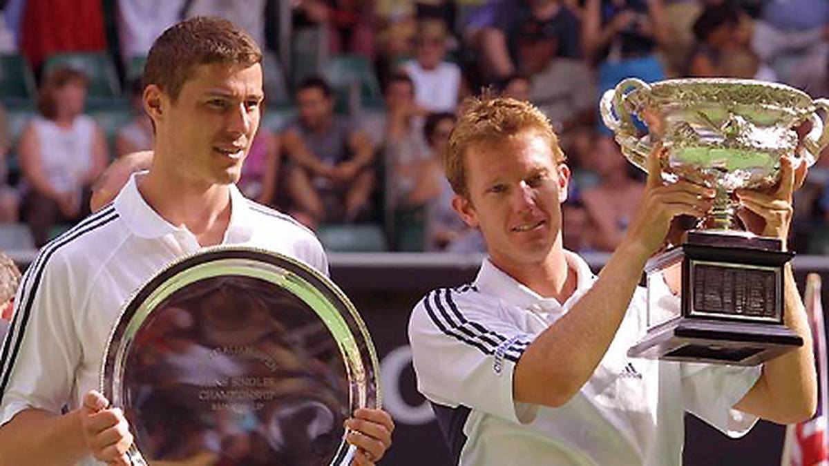 Die Frauen kosteten Safin wohl manchnal die nötige Konzentration. Vor dem Finale der Australian Open traf er sich am Abend mit zwei Damen, die am nächsten Tag in seiner Box gesehen wurden. Im Match gegen Thomas Johansson wirkte er dann müde und verlor in vier Sätzen