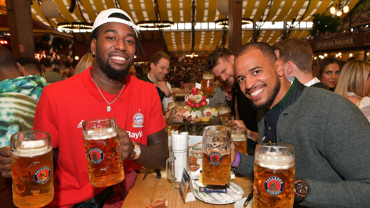Neuzugang Mathias Lessort (l.), der mit Frankreich bei der WM Bronze holte, stößt mit Teamkollege Alex King an