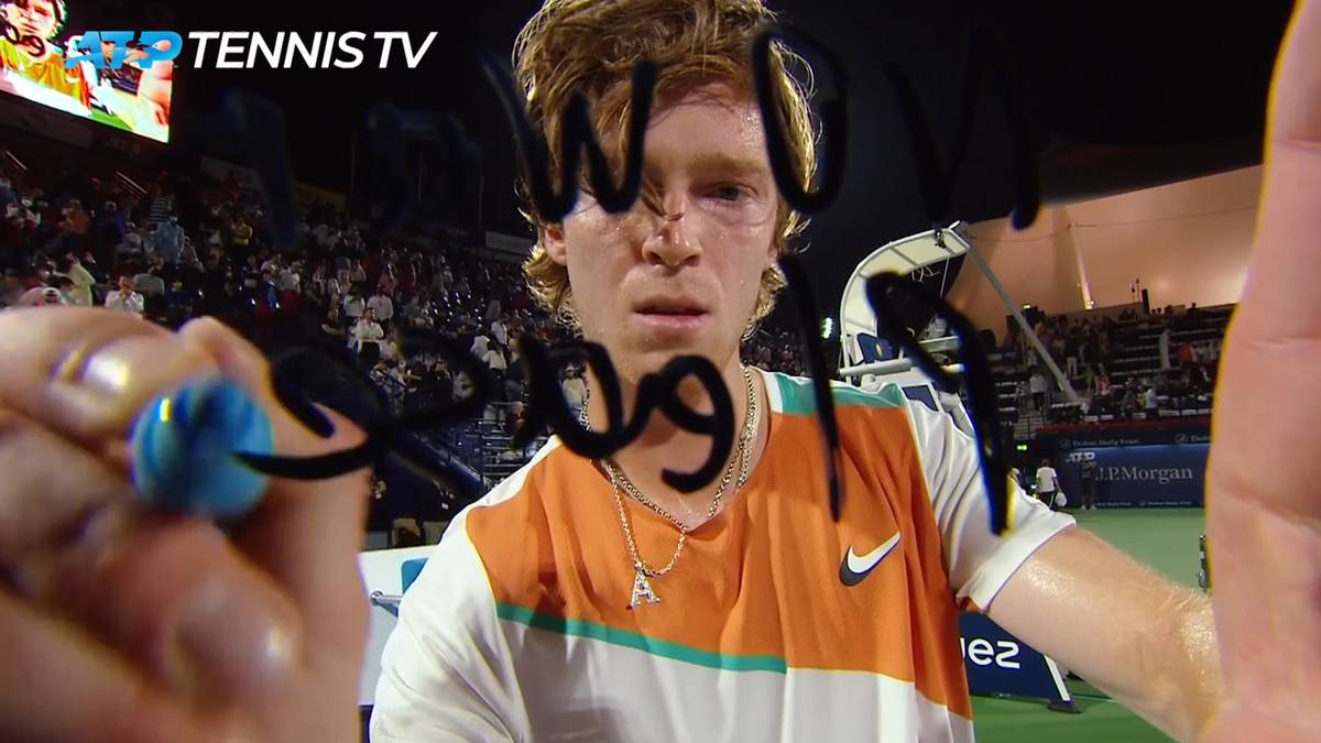 Auf die Kamera: Russischer Tennis-Star mit Botschaft an Putin