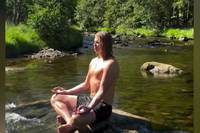 Während die meisten Profifußballer bei der EM oder Copa America unterwegs sind, nutzt Erling Haaland seine freie Zeit und lädt mit Meditation seine Akkus auf.
