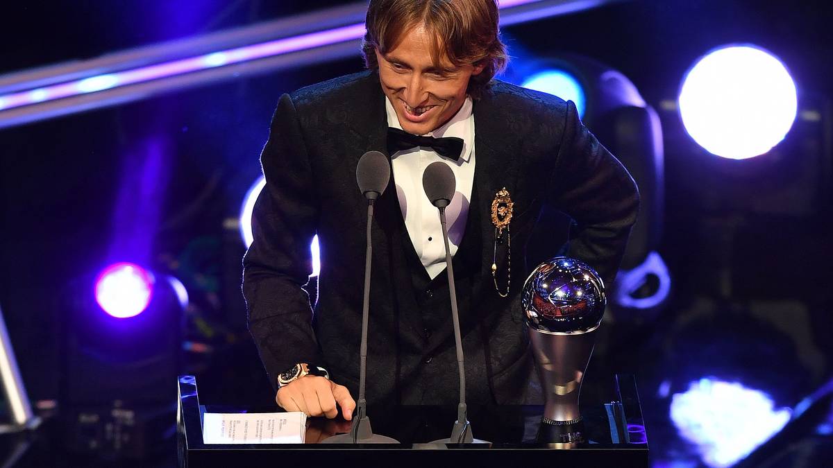 Die spannendste Frage des Abends wird ganz zuletzt geklärt. Cristiano Ronald wird von Ex-Real-Teamkollege Luka Modric als Weltfußballer des Jahres abgelöst. Auch Mohamed Salah geht leer aus. Für Modric ist es der erste Titel