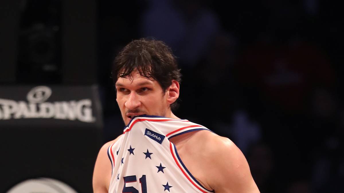 BOBAN MARIJANOVIC: Der Kult-Riese aus Serbien kann – wie so viele im Mavs-Kader – der Offensive teilweise seinen Stempel aufdrücken. Doch am eigenen Korb ist Boban ein echtes Sicherheitsrisiko in der modernen NBA, die auf kleinere und athletische Big Man setzt