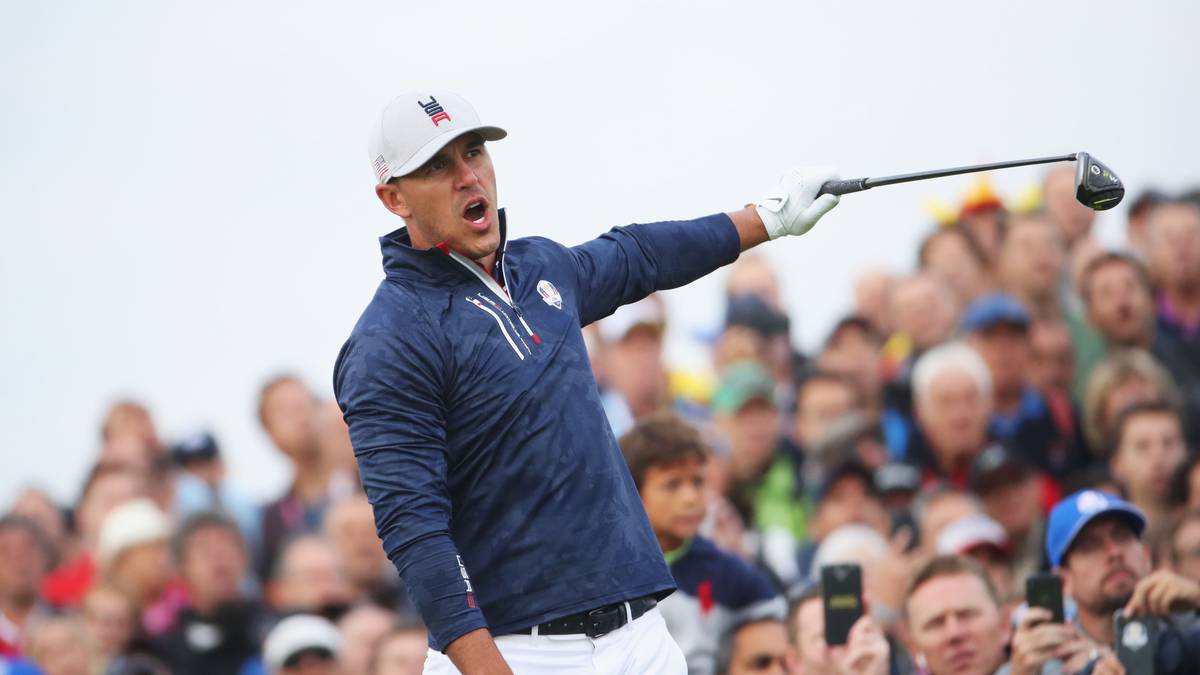 Bereits zu Beginn des ersten Tages gab es direkt eine Schrecksekunde. Der US-amerikanische Golfer Brooks Koepka hat bei seinem riskanten Versuch auf Bahn sechs mit einem Schlag auf das Grün zu gelangen, eine Frau im Gesicht getroffen