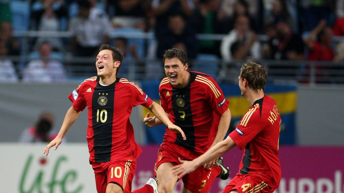 MESUT ÖZIL: 70 Bundesliga-Spiele und Champions-League-Einsätze sowohl für Schalke als auch für Bremen hatte Özil schon 2009 vorzuweisen. Zudem stellte er in der Saison vor der EM mit 15 Assists bei Werder erstmals seine inzwischen weltweit bewunderten Qualitäten als Vorlagengeber unter Beweis. Bereitete auch im EM-Finale zwei Tore vor, traf zudem selbst zum 2:0