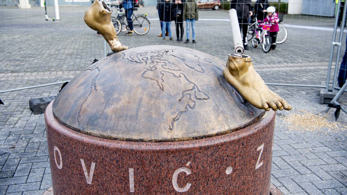 So bleiben nur die Füße des Superstars übrig. Ob die Statue erneut aufgestellt wird, ist bislang nicht bekannt