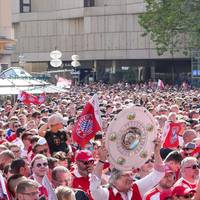Dieses Jahr können die Fans des FC Bayern zum vierten Mal die Meisterschaft der Männer und Frauen zusammen feiern. Der Marienplatz in München ist voll.