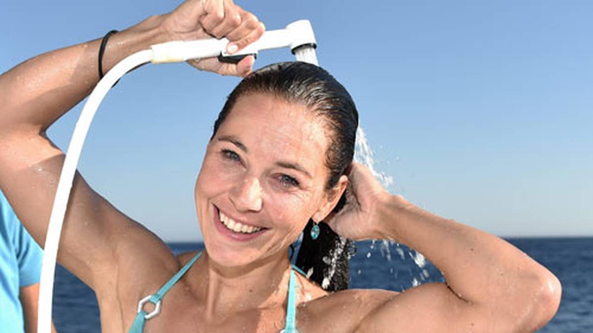 ...genießt eine frische Dusche...