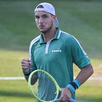 Jan-Lennard Struff steht nach dem Sieg gegen den Polen Hubert Hurkacz beim Rasenturnier in Stuttgart im Finale.