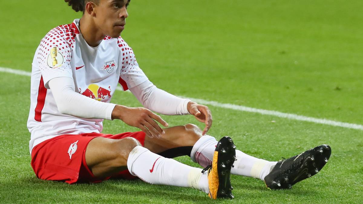 "Das ist ein Kann-Elfmeter", sagt Heynemann zu der Szene und nimmt den Schiedsrichter in Schutz: "Es ist immer schwer zu entscheiden, ob der Verteidiger ein Foul begeht oder der Angreifer den Körperkontakt sucht, um das wie ein Foul wirken zu lassen. Eine schwierige Entscheidung"