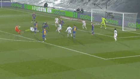 Real Madrid bezwingt den FC Barcelona im Clásico. Toni Kroos trifft für die Königlichen, am Ende versucht selbst Barca-Keeper Marc-André ter Stegen, ein Tor zu schießen.