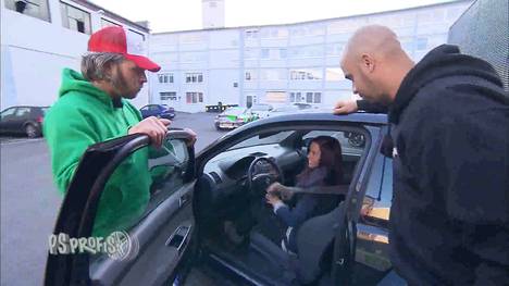 Die PS Profis helfen dieses Mal Zuschauerin Carina. Die Dortmunderin wünscht sich eine kleine Rennsemmel mit ordentlich Power. Budget: Maximal 10.000 Euro. Jean Pierre und Sidney checken unter anderem einen Polo GTI und einen Ford Fiesta ST. Vorher verpassen die PS Profis Carina ein Nürburgring - Fahrertraining im Manhart MHR M1. Drifttraining inklusive.