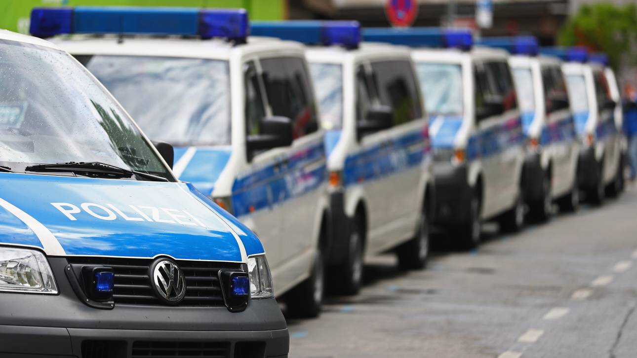 Polizei stoppt deutsche Problemfans