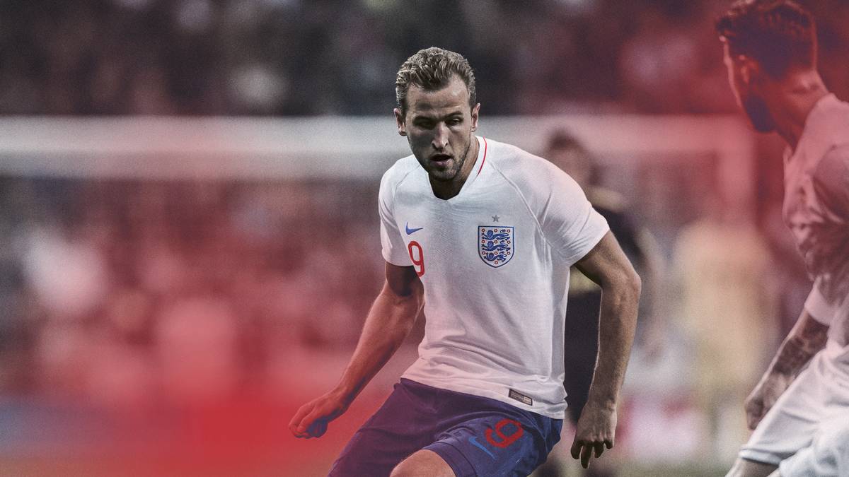 ENGLAND (Nike, 85 Euro): Ganz klassisch, ganz in Weiß laufen die Three Lions bei der WM auf