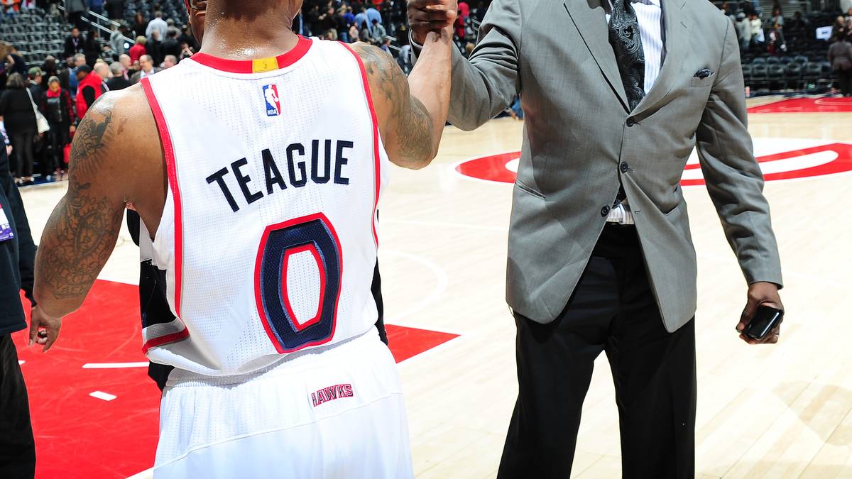 Der versenkt den wichtigen Dreier zur 91:90-Führung und holt sich nach dem 104:96 Glückwünsche von Hawks-Legende Dominique Wilkins