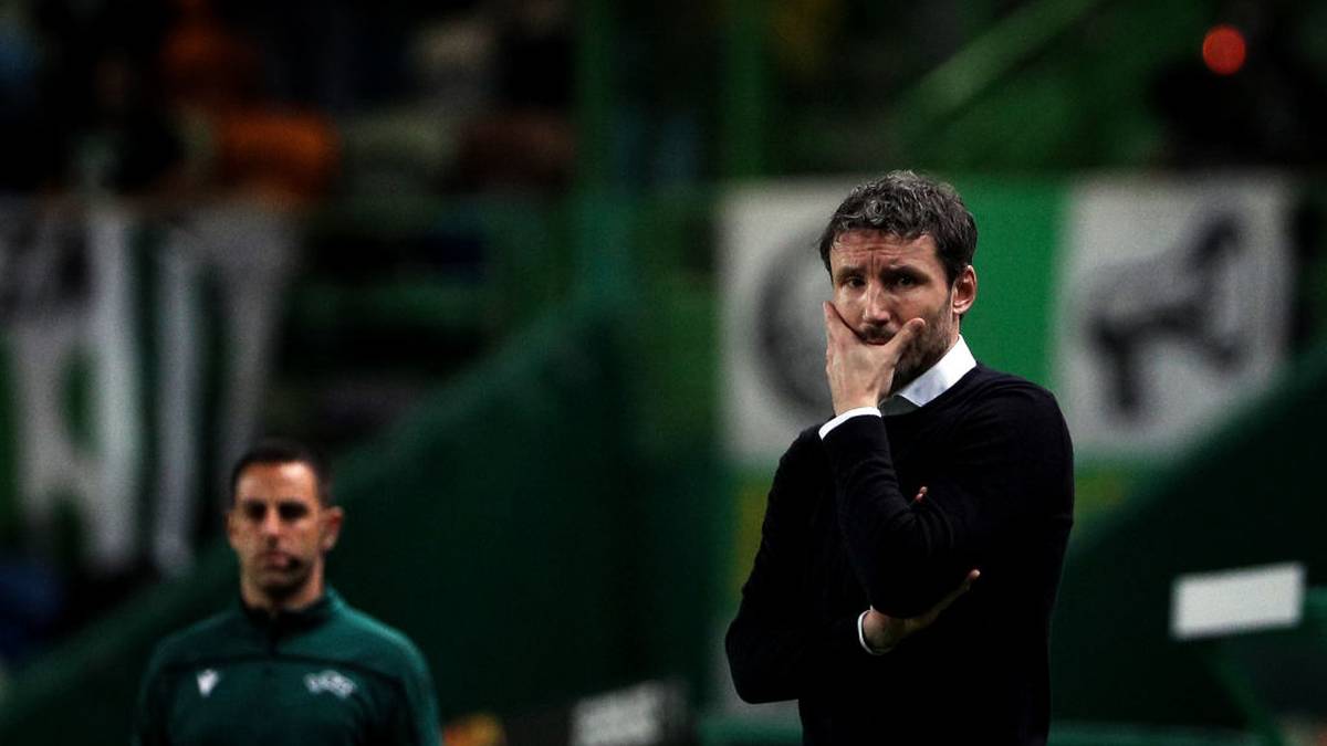 "Der Rückschritt ist zu groß und PSV nicht würdig", wird PSV-Geschäftsführer Toon Gerbrands zitiert. Eindhoven steht aktuell mit 34 Punkten auf Rang drei. Nachfolger wird bis zum Saisonende Ernest Faber, Leiter der Nachwuchsakademie des Klubs