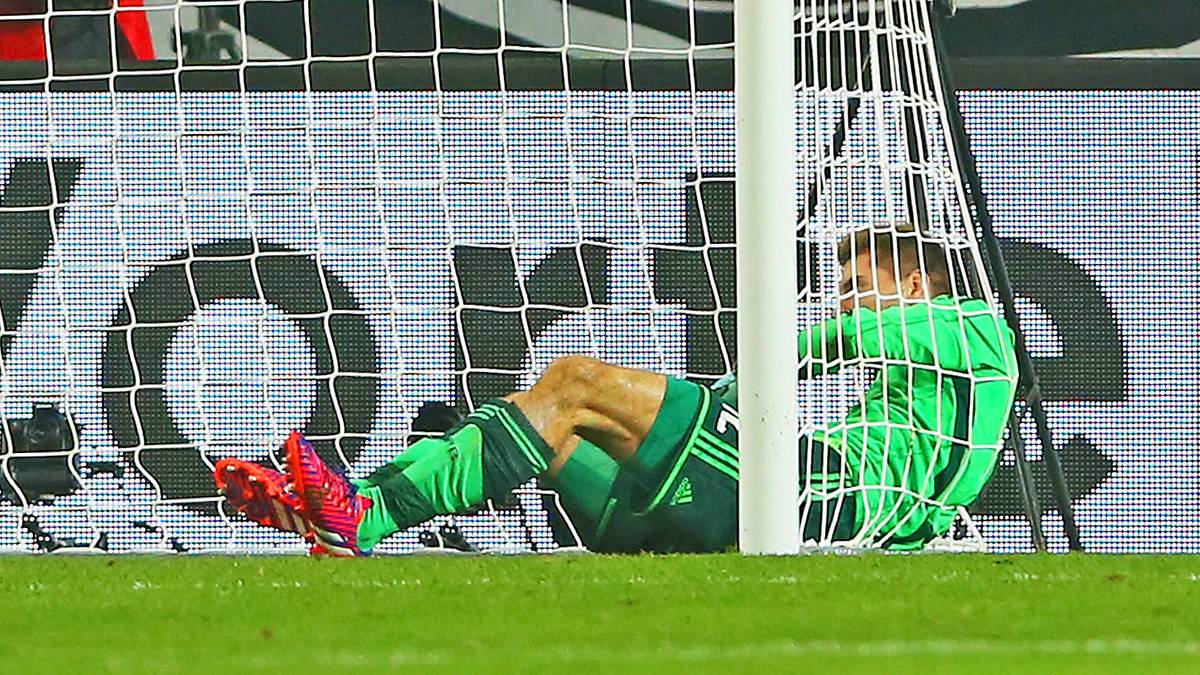 Zieler streckt sich vergeblich und landet wie ein Fisch im Netz des eigenen Tores