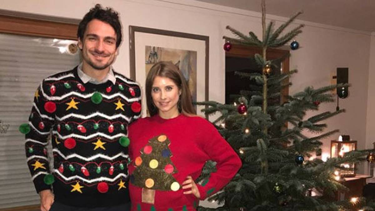 Zurück zu den Stars des klassischen Sports: Mats und Cathy Hummels haben in Schale geworfen und ihre Weihnachtspullis ausgegraben