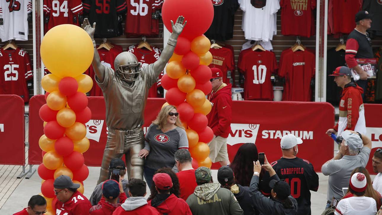 Zwei Statuen vor dem Levi's Stadium der San Francisco 49ers erinnern an "The Catch"