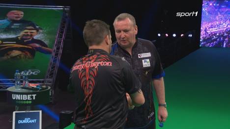 Titelverteidiger Glen Durrant muss in der Premier League bereits die zweite Niederlage hinnehmen. Gegen Jonny Clayton ist der 50-jährige chancenlos. 