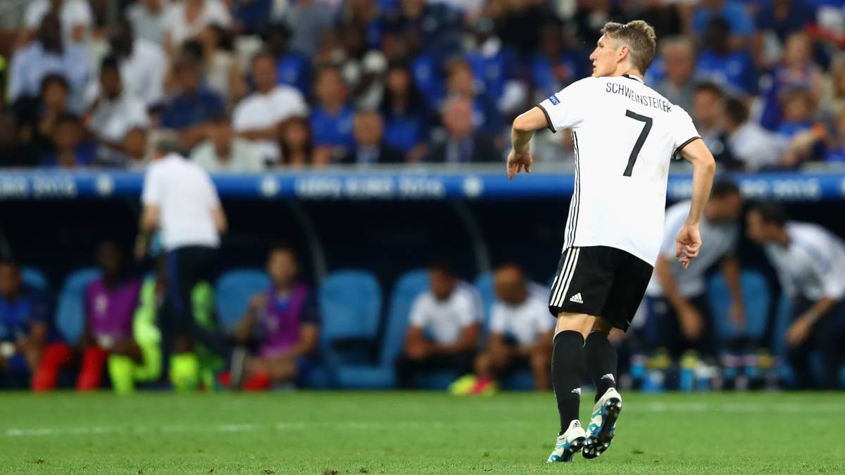 Bastian Schweinsteiger - ohnehin schon "emotionaler Leader" bei der WM 2014, erbte die Binde, konnte sich bei der EM 2016 aber nicht den Traum erfüllen, sein Land auch offiziell zu einem Titel zu führen
