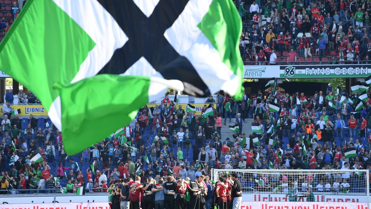PLATZ 13: HANNOVER 96 - Ähnlich viel muss man bei Hannover 96 auf den Tisch legen: 185 Euro für den Stehplatz. Für einen Sitzplatz zahlt man 355 Euro, für den teuersten Platz 565 Euro