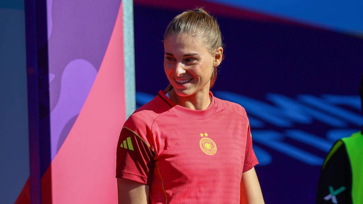 Die 22-Jährige fokussiert sich aktuell nur auf den Fußball und fährt damit sehr erfolgreich - in Zukunft bei Olympique Lyon. In Zukunft möchte sie sich jedoch ein weiteres Standbein aufbauen. Geplant ist ein Fernstudium im Fach Sportwissenschaft.