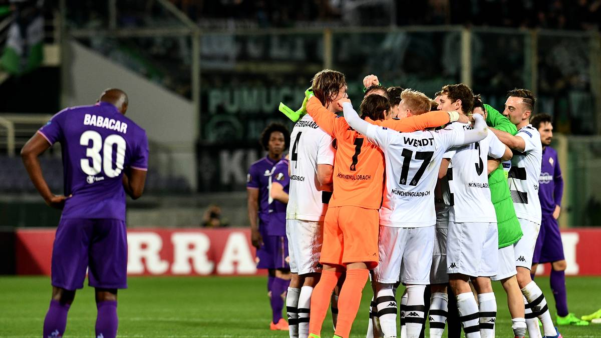 PLATZ 6: Borussia Mönchengladbach - AC Florenz 2017: Im Rückspiel der Europa-League-Zwischenrunde gegen Florenz liegen die Fohlen in der ersten Hälfte mit 0:2 zurück. Nach dem 0:1 aus dem Hinspiel glaubt keiner mehr an das Team von Trainer Dieter Hecking