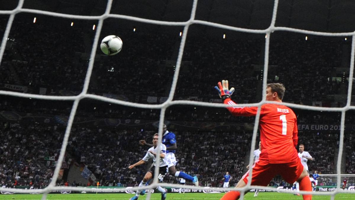 Nicht nur wegen Balotellis einmaliger Jubelpose ist dieser Moment besonders. Der Tor des Mittelstürmers ist für jeden neutralen Zuschauer ein Genuss. Selbst Manuel Neuer hat keine Chance
