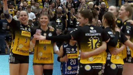 Der VfB Suhl LOTTO Thüringen siegt souverän gegen überforderte Gäste aus Borken und steht damit zumindest vorübergehend auf Platz 1 der Frauen-Volleyball-Bundesliga.