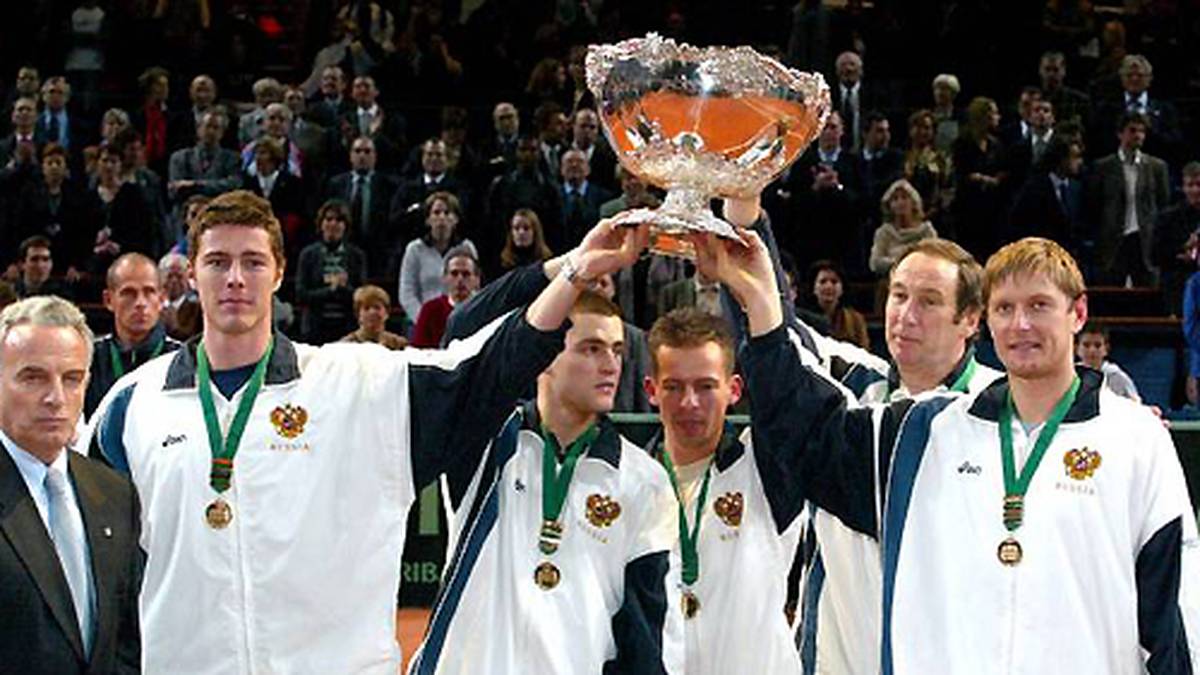 Außerdem war Safin zweimal mit dem russischen Davis-Cup-Team erfolgreich. Im Finale 2002 bezwang man in Paris das französische Team