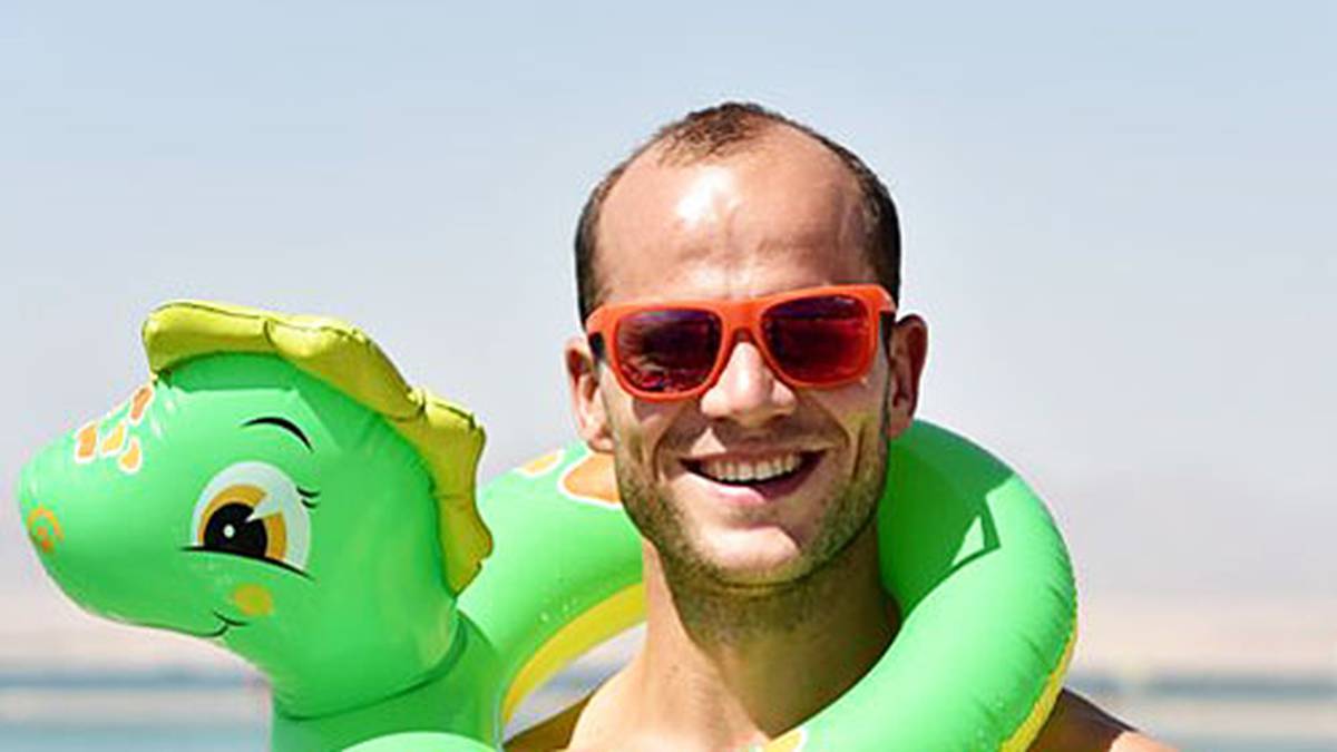 Der Kanute und Champion des Jahres 2011 Max Hoff übt sich im Schwimmsport