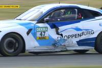 Beim ADAC GT4 am Lausitzring kommt es zu einer Kollision. Die Tür eines BMWs ist massiv beschädigt, trotzdem geht es für Fahrer und Auto weiter.