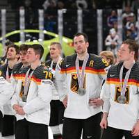 Die deutschen Eishockey-Helden sind am Montagmorgen in München gelandet, unter dem Jubel der Fans. 