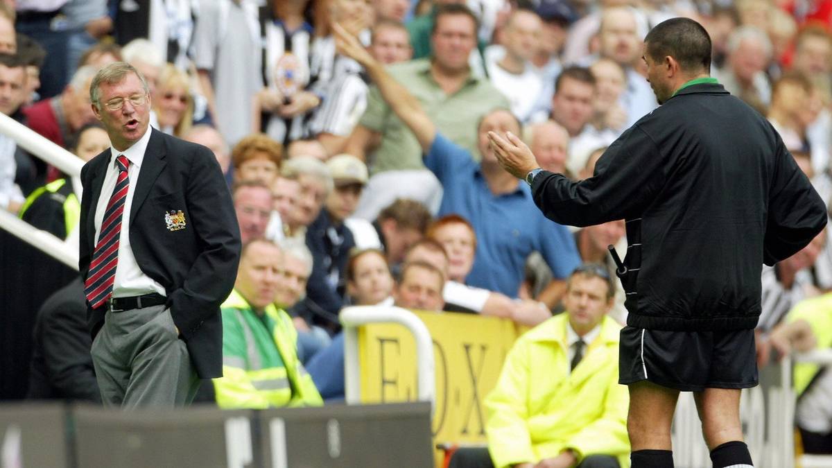 SIR ALEX FERGUSON: Der langjährige Coach von Manchester United zoffte sich oft mit den Unparteiischen und kassierte dafür mehrfach Platzverweise - hier für eine Verbalattacke auf den vierten Offiziellen Jeff Winter im Jahr 2003