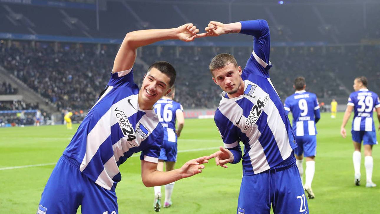 Ibrahim Maza (l.) jubelt mit Michaël Cuisance (r.)