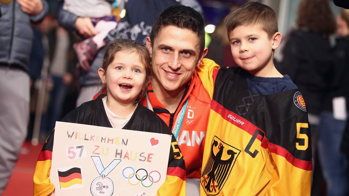 Süßer Empfang für Eishockey-Kapitän Marcel Goc: Seine Kinder warten auf den Profi der Adler Mannheim mit einem selbst gebastelten Plakat
