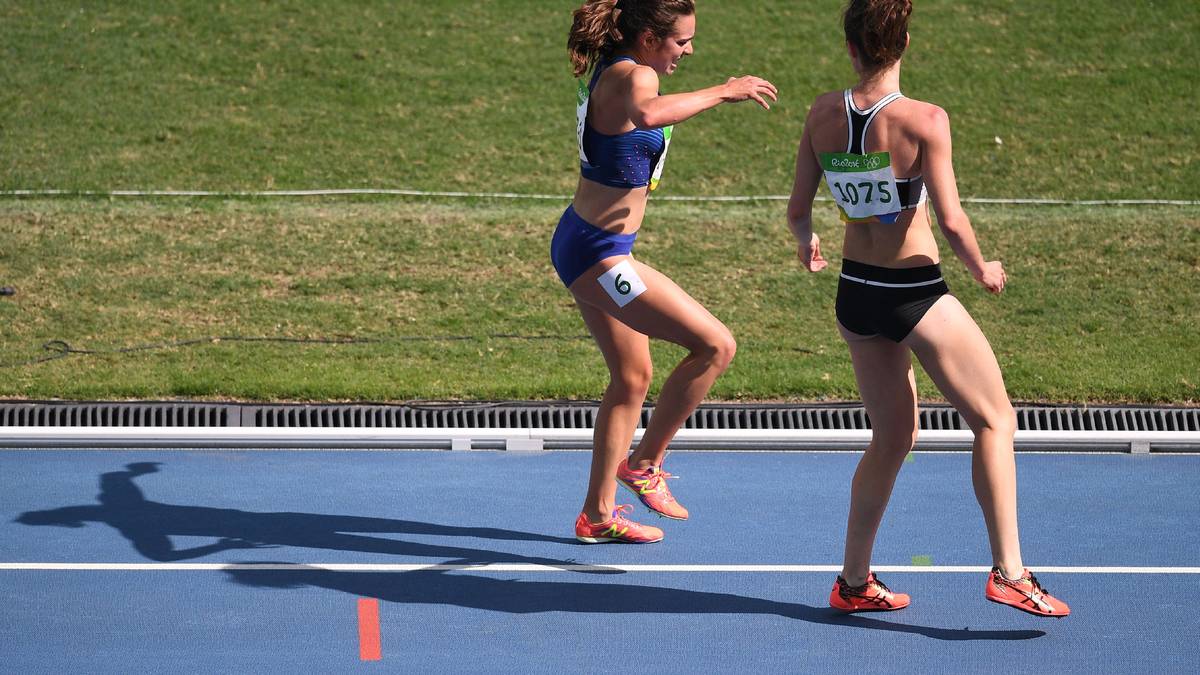 Anstatt die gestrauchelte Kontrahentin links liegen zu lassen und den Rückstand auf die Spitze vielleicht doch noch aufzuolen, kümmert sich die Neuseeländerin Hamblin rührend um ihre Leidensgenossin, hilft ihr auf und humpelt mit ihr über die Ziellinie