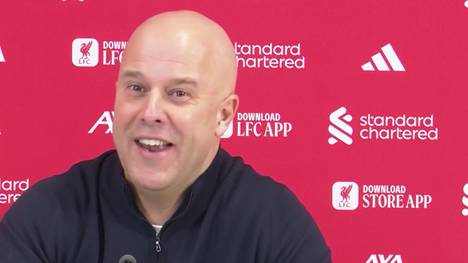 Arne Slot ärgert sich nach dem 0:0 gegen Leeds United über die Schiedsrichter. Der Liverpool-Coach versteht nicht, warum sein offensivstarkes Team kaum Strafstöße erhält, während der Gegner sich "clever" fallen lässt.